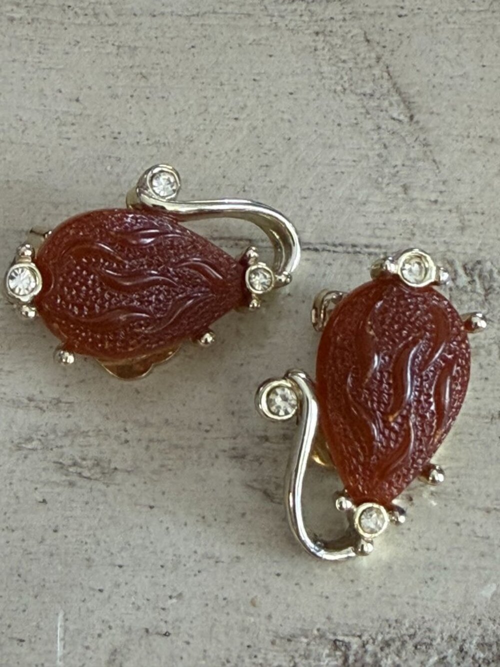 Vintage KRAMER Signed Carved Orange Glass Rhinestone Clip Earrings Gold Tone 50s - Picture 4 of 8